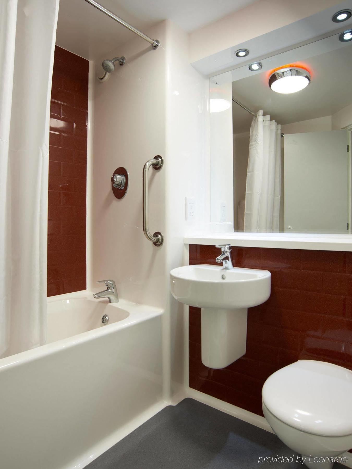 Travelodge London Ealing Exteriör bild